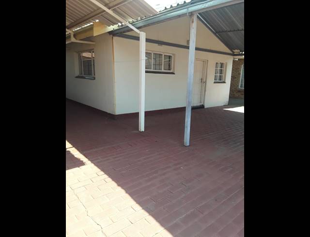 3 BEDROOM HOUSE FOR SALE IN LENNOXTON